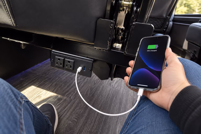 do charter buses have wifi and outlets